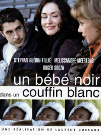 Un bébé noir dans un couffin blanc